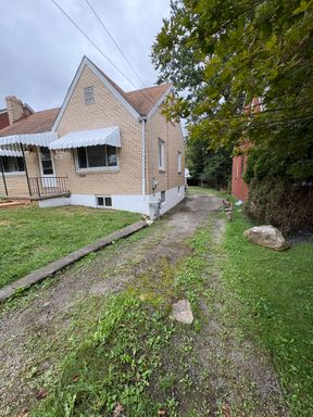 3 Bedroom 1 Bath Single Family House in North Pittsburgh's Floreffe Neighborhood – photo 1