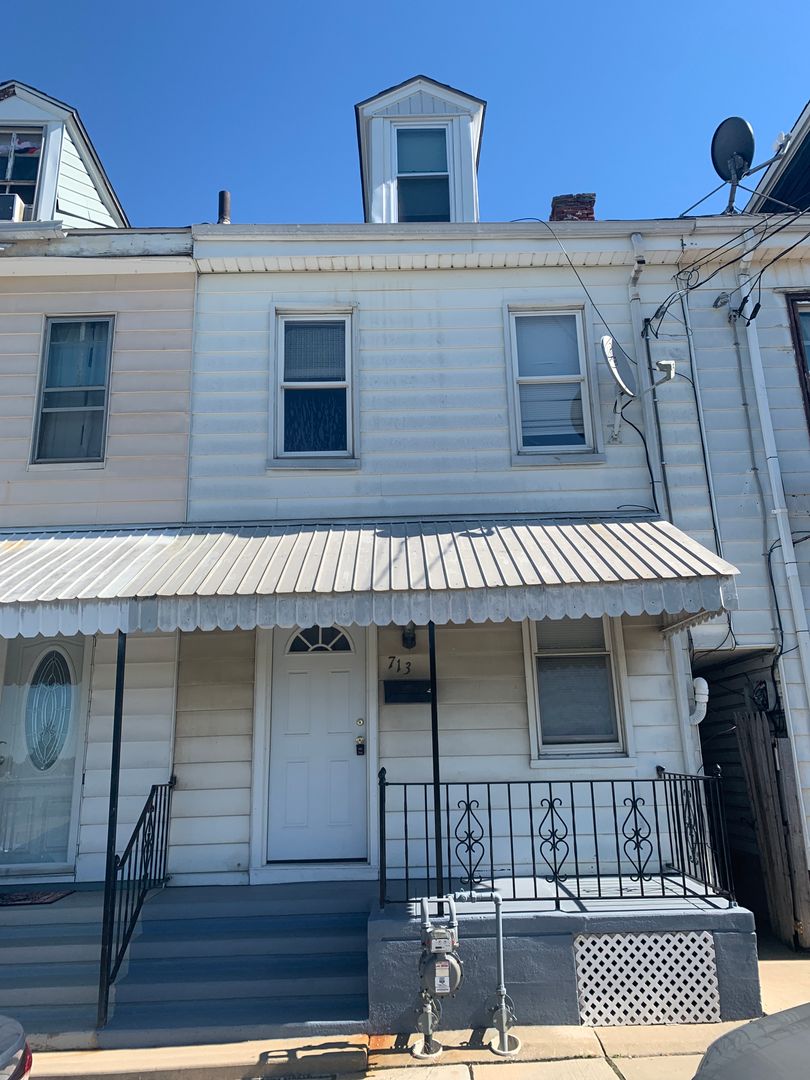 York House: 713 Vander Ave