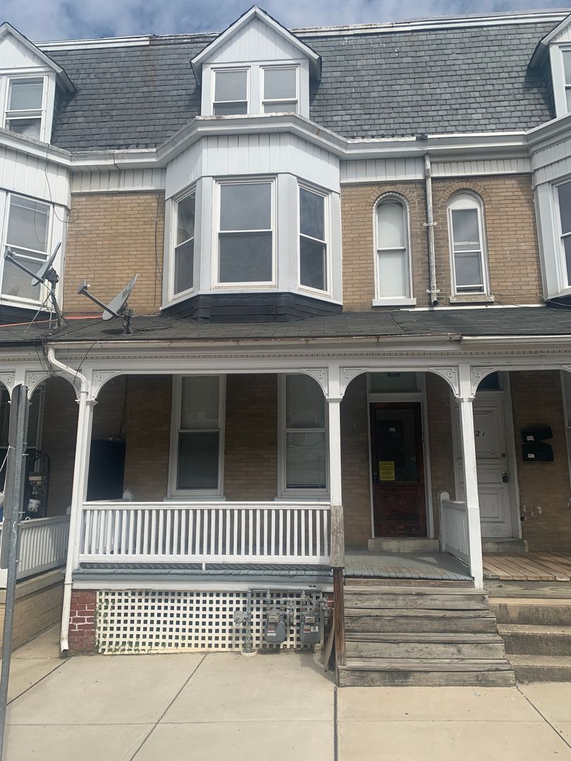 York House: 823 W Poplar Unit 2