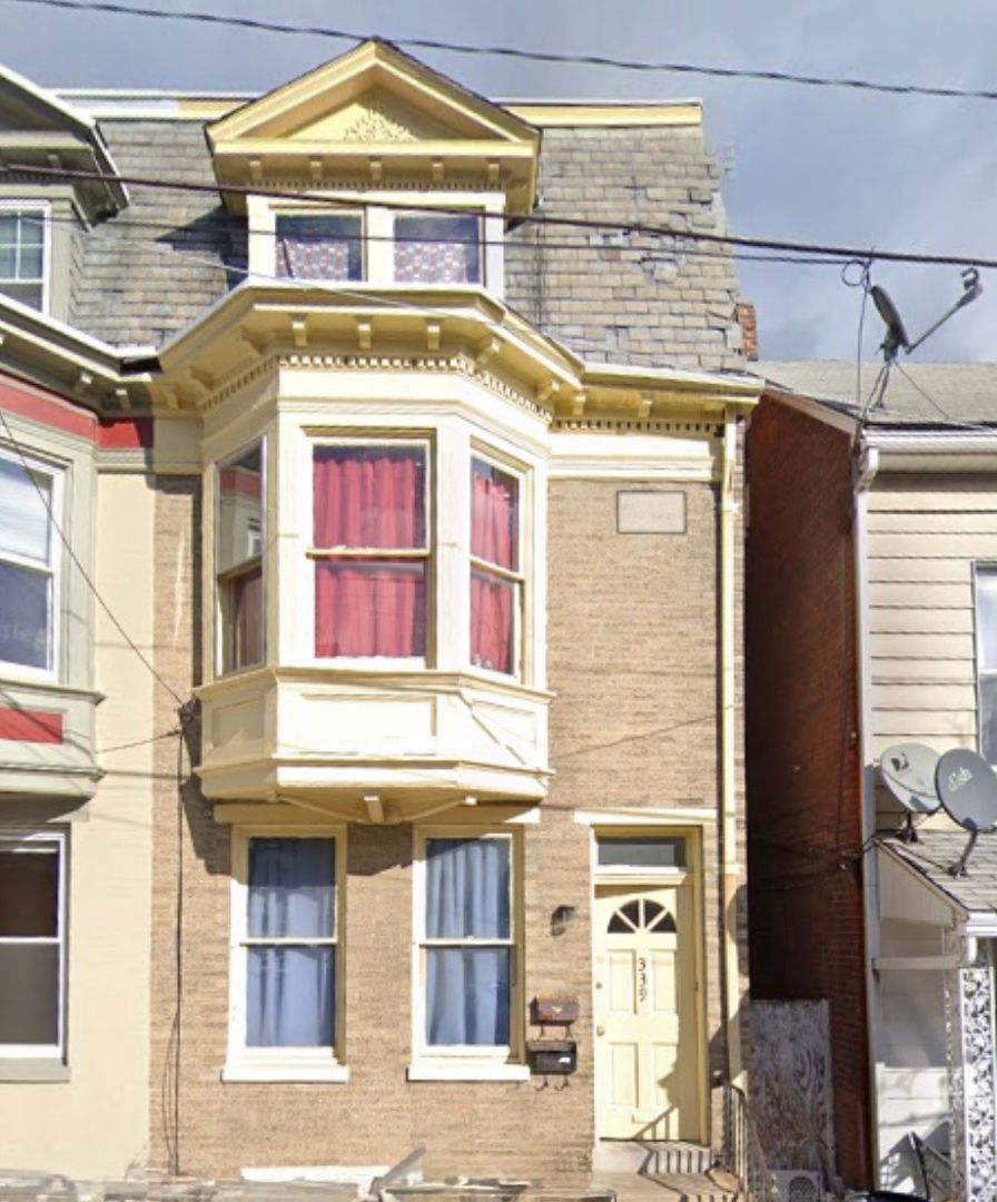 York House: 339 N Newberry St Apt 1