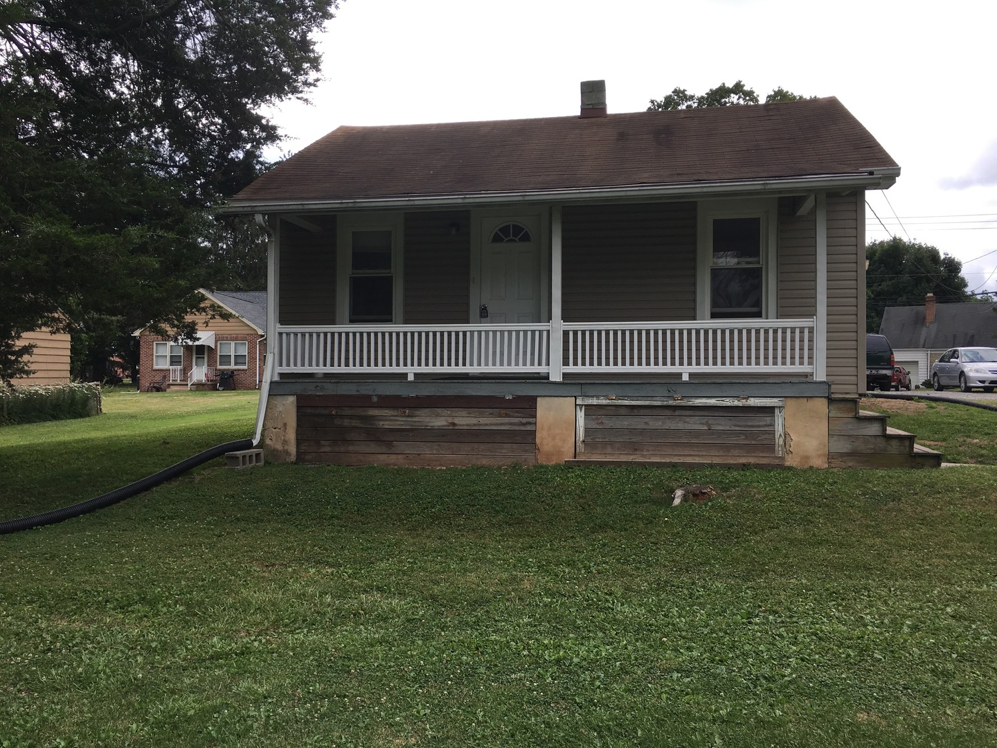 York House: 2243 Sunset Ln Rear