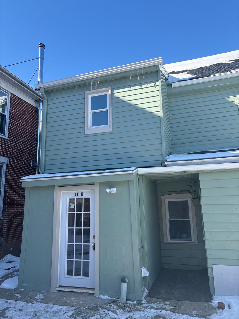 Loganville House: 11 N Main St Apt B,