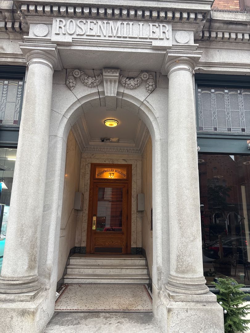 YORK House: 37 W Market St Apt 4 G