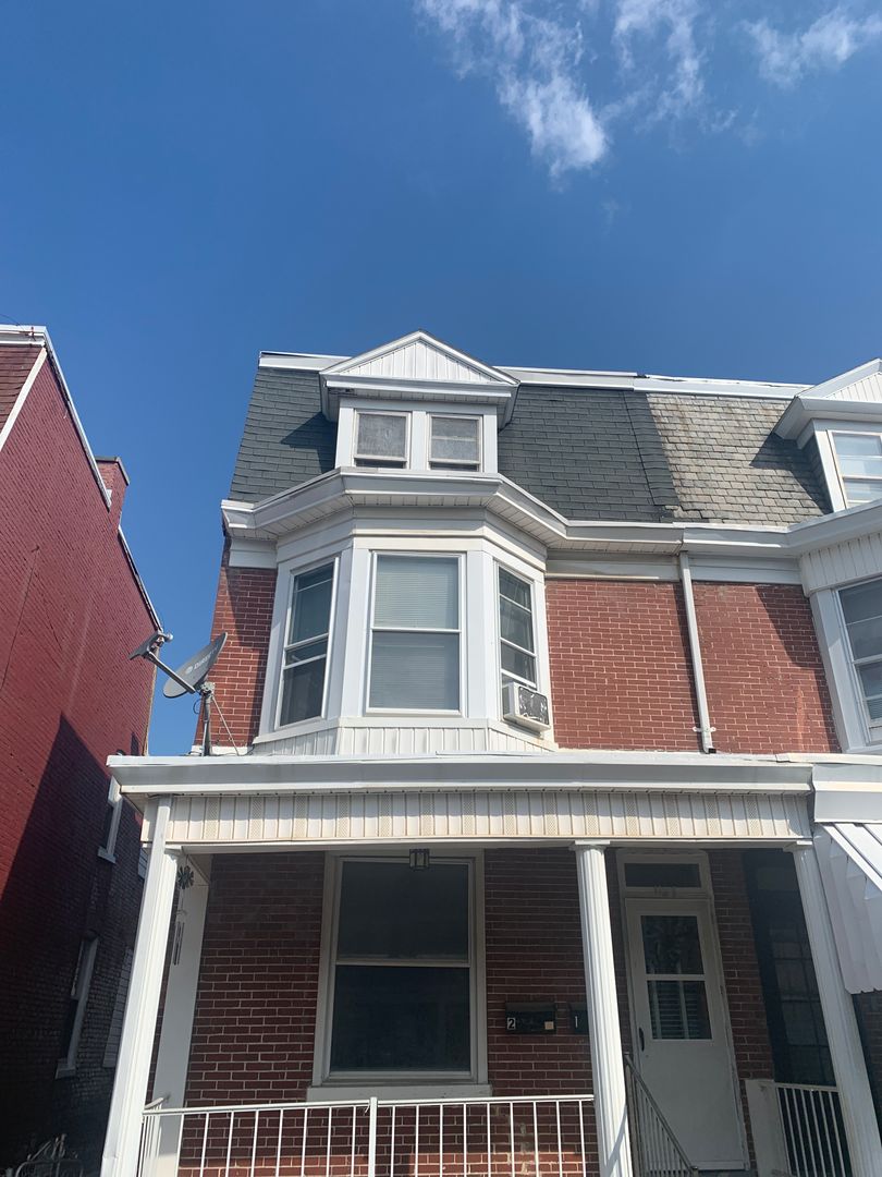 York House: 1127 W Poplar St Unit #1