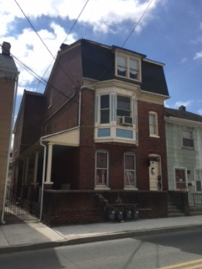 York House: 654 W College Ave Apt 2,