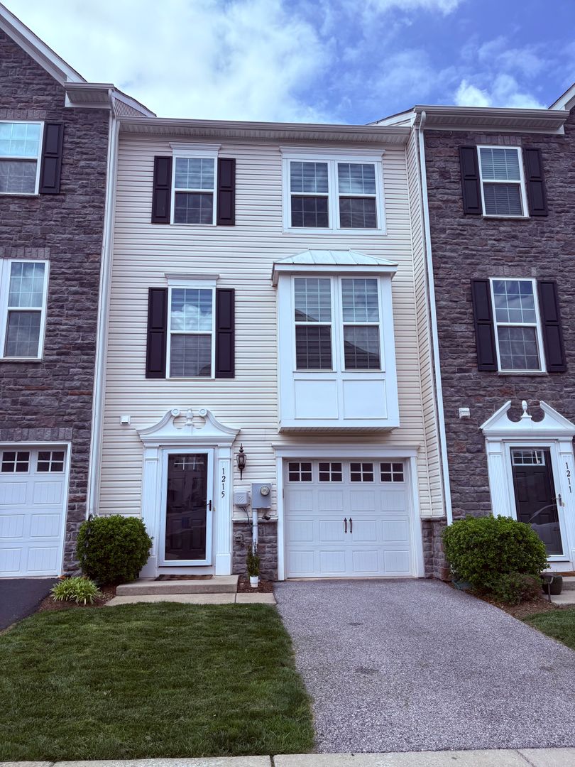 Spacious 2/2.5 Townhouse at Regents Glen-York Suburban SD