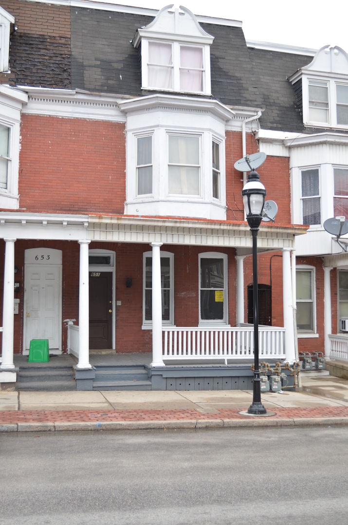 York House: 651 W Princess St Apt 1,