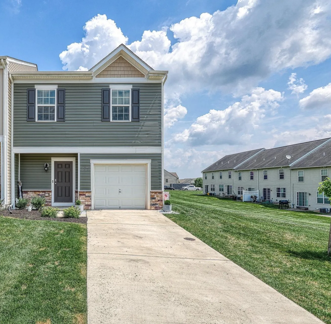 York House: 125 Maple Run Drive