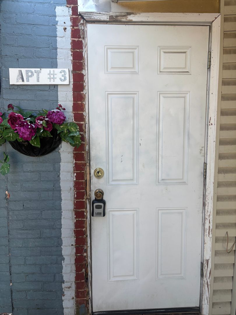 York House: 37 E Jackson St 3 Flr,