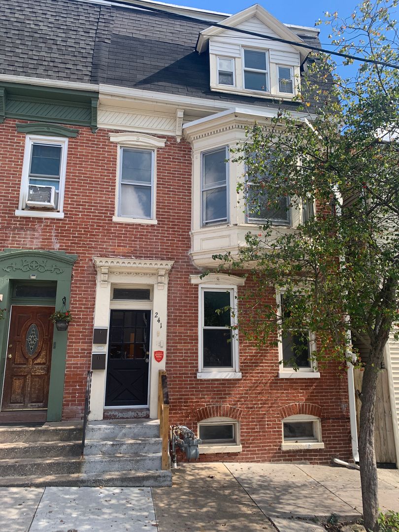 York House: 241 N. Newberry St., Unit 2