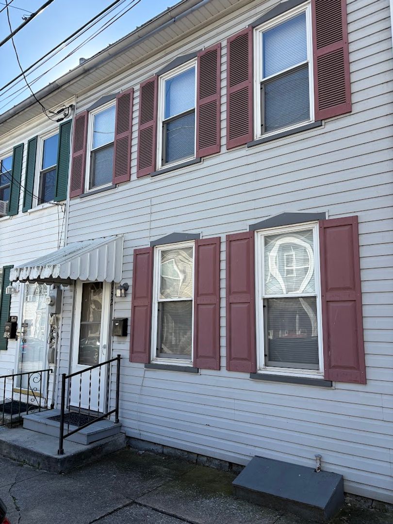 Carlisle House: 156 E Penn Street