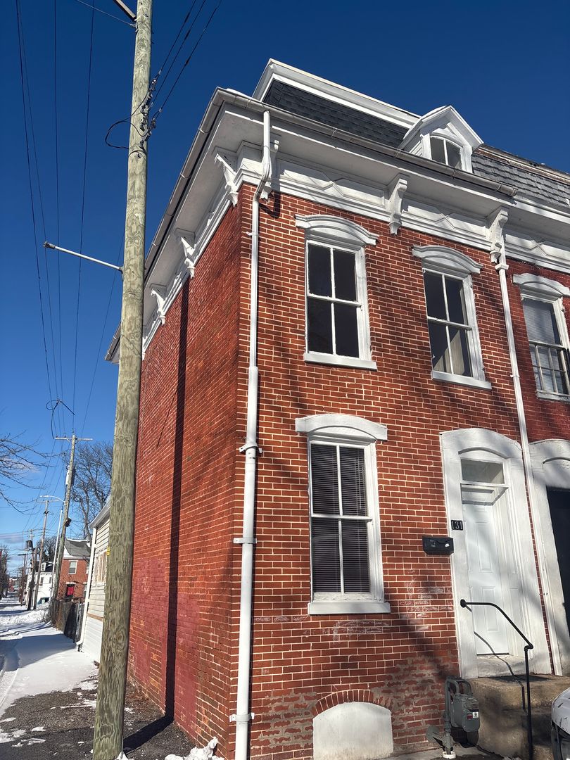York House: 131 E Maple Street