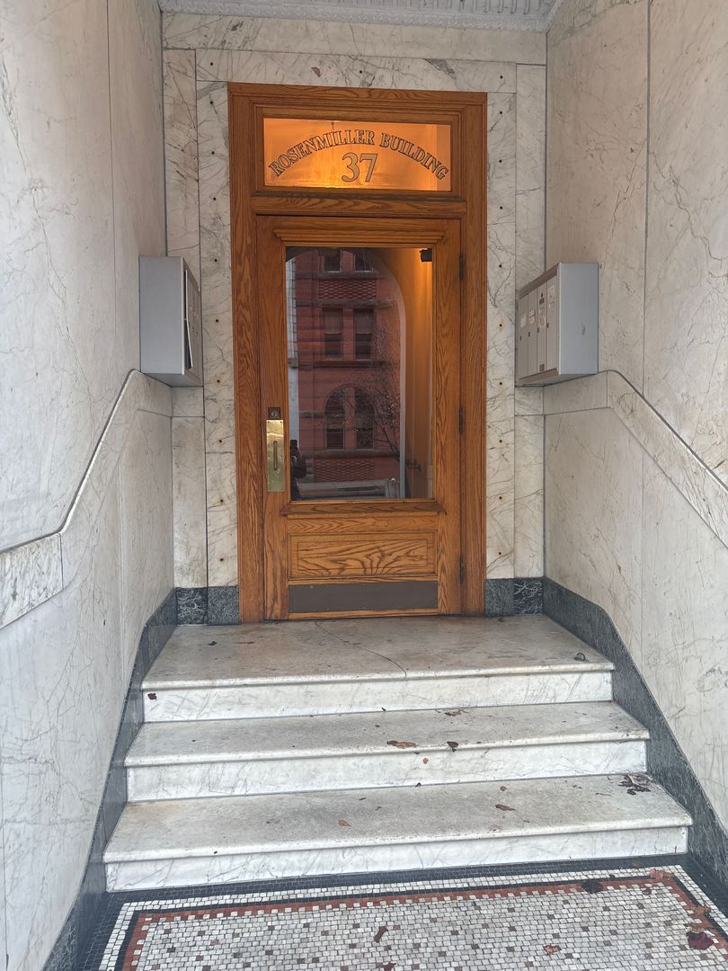 YORK House: 37 W Market St Apt 2 B