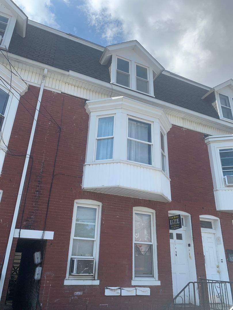 York House: 728 S Pershing Ave Apt 3,