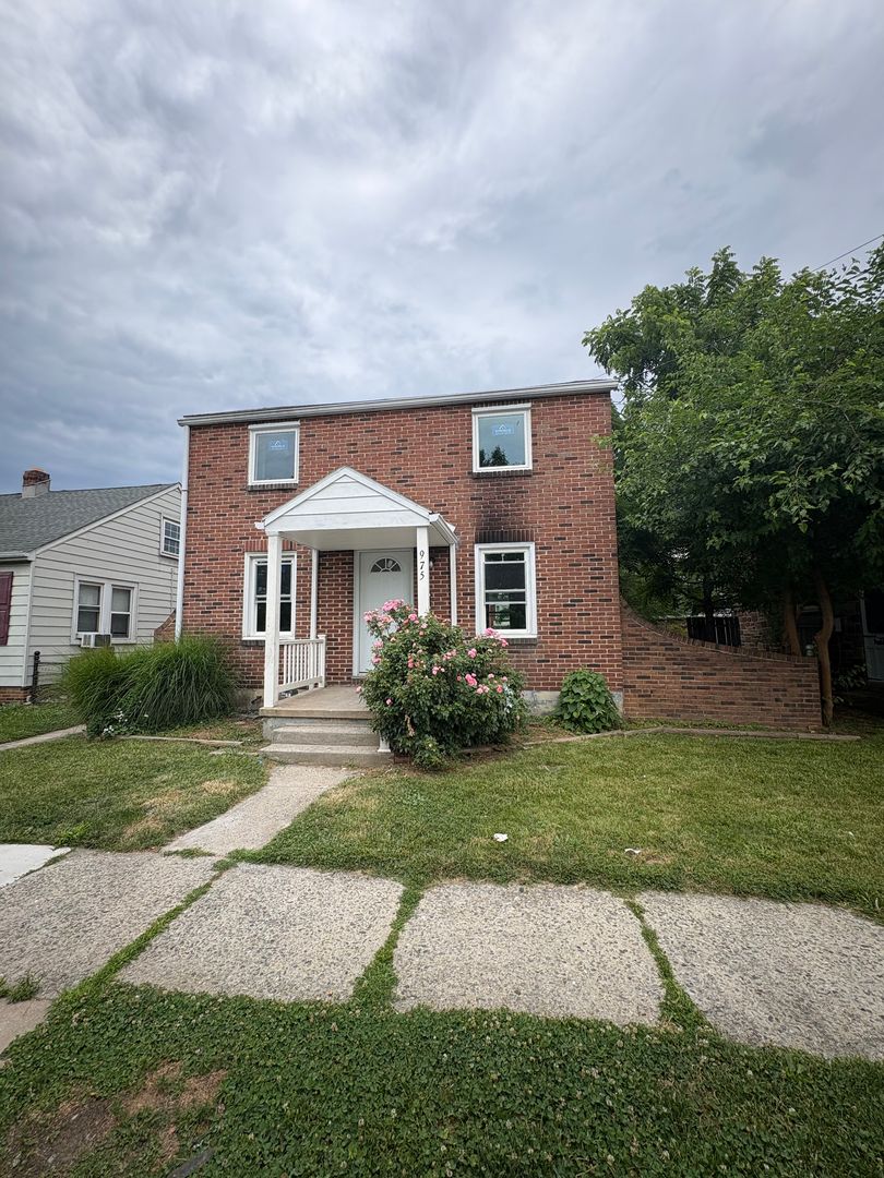 York House: 975 Edison St