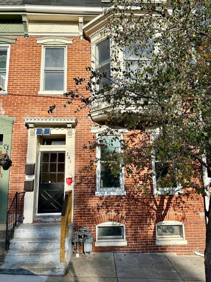 York House: 241 N. Newberry St., Unit 2