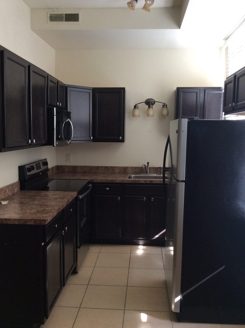 York House: 27 E Philadelphia St Apt 2R