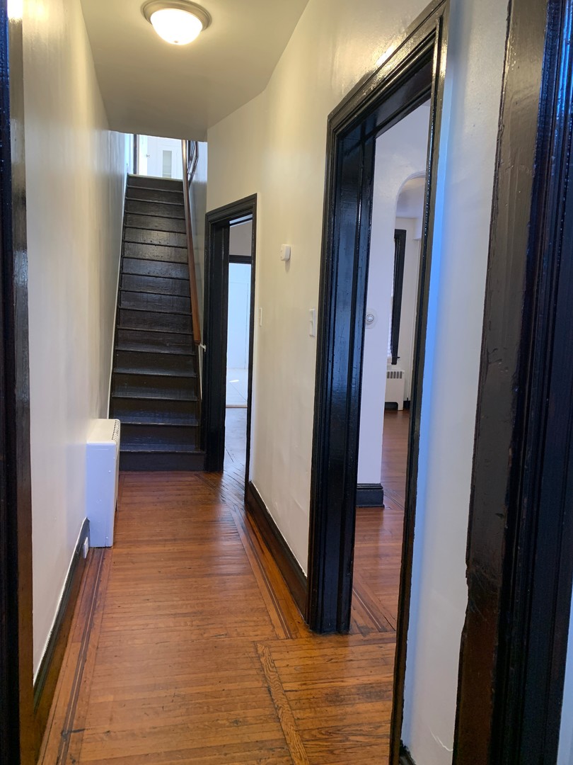 York House: 350 Reinecke Pl,