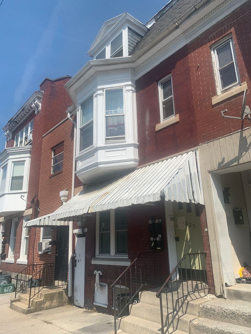 York House: 625 E Market St Unit #3