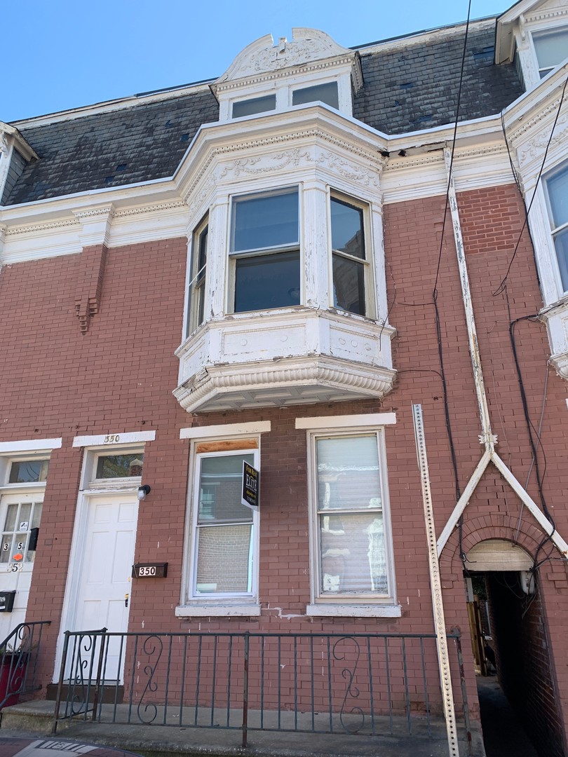 York House: 350 Reinecke Pl,