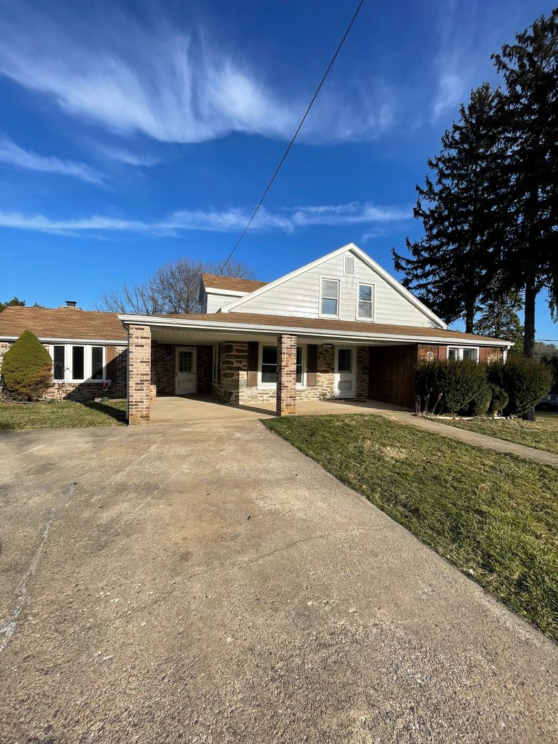 Seven Valleys House: 9448 E Springfield Rd