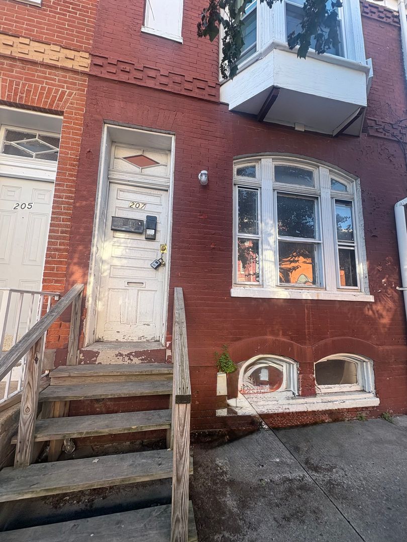 York House: 207 S Pine St Unit 1