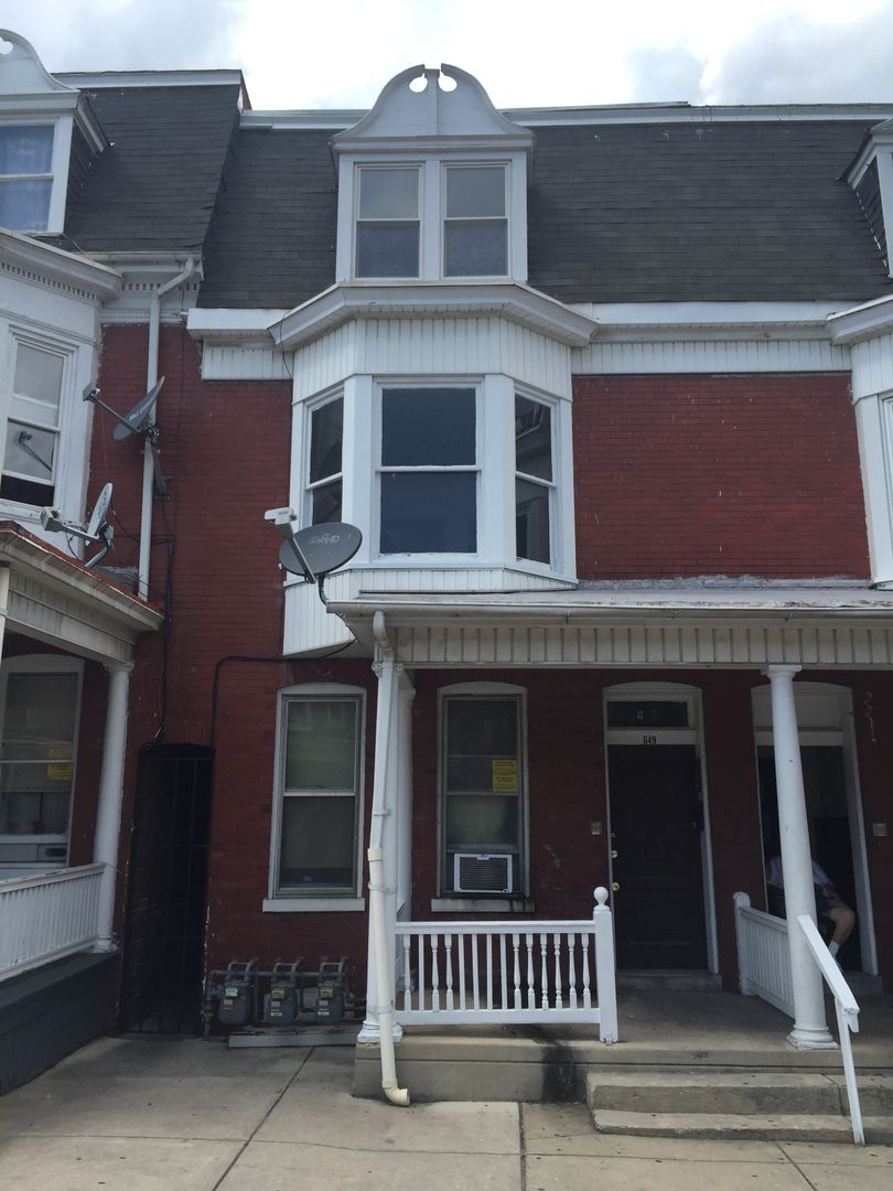 York House: 649 W Princess St Apt 2