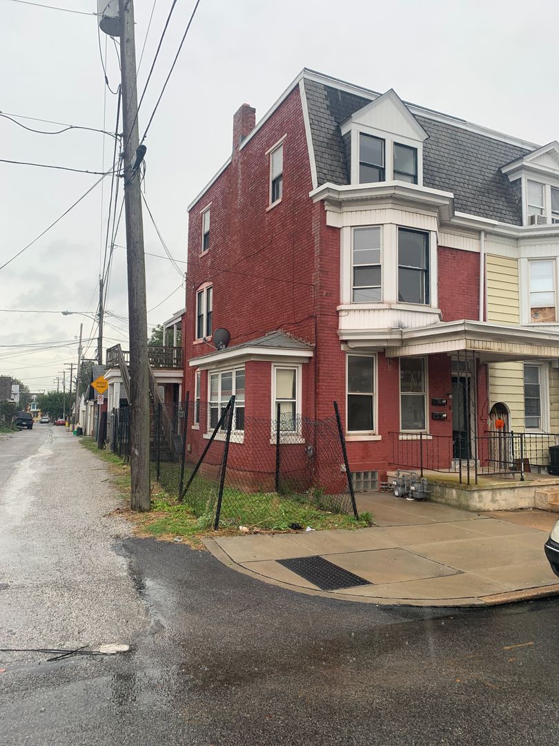 York House: 32 N Tremont St Apt 1,