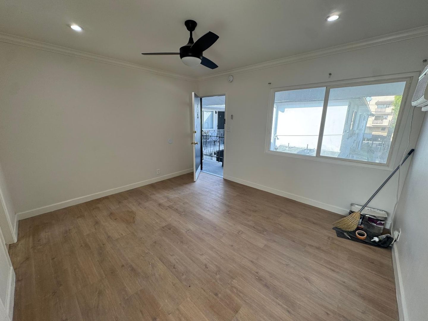 Los Angeles Apartment: 5126 Harold Way