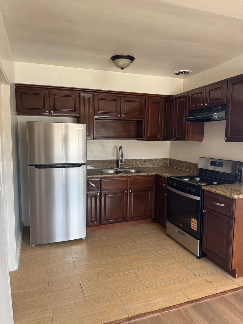 Inglewood Apartment: 11207 S. Prairie Ave.