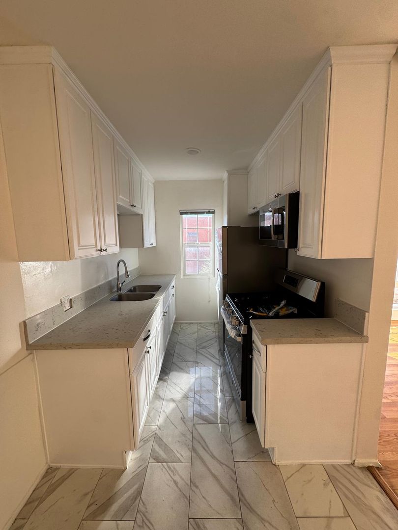 Los Angeles Apartment: 938 N. Spaulding Ave.