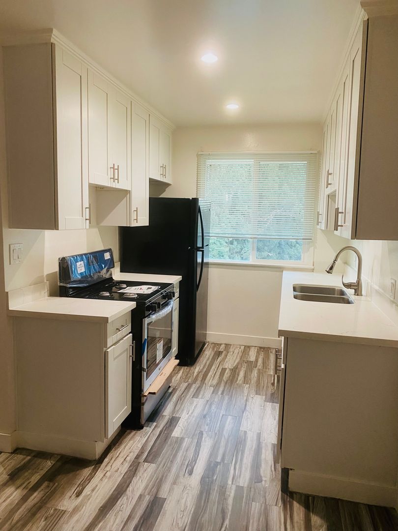 North Hollywood Apartment: 11416 Miranda St.