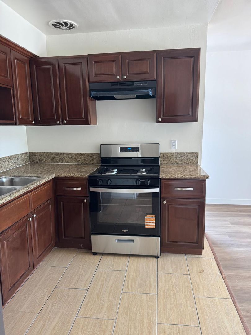 Inglewood Apartment: 11207 S. Prairie Ave.