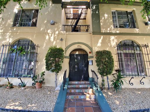 (WEST HOLLYWOOD) CONVENIENTLY LOCATED SINGLE/STUDIO APARTMENT IN A PET FRIENDLY BUILDING! – photo 1