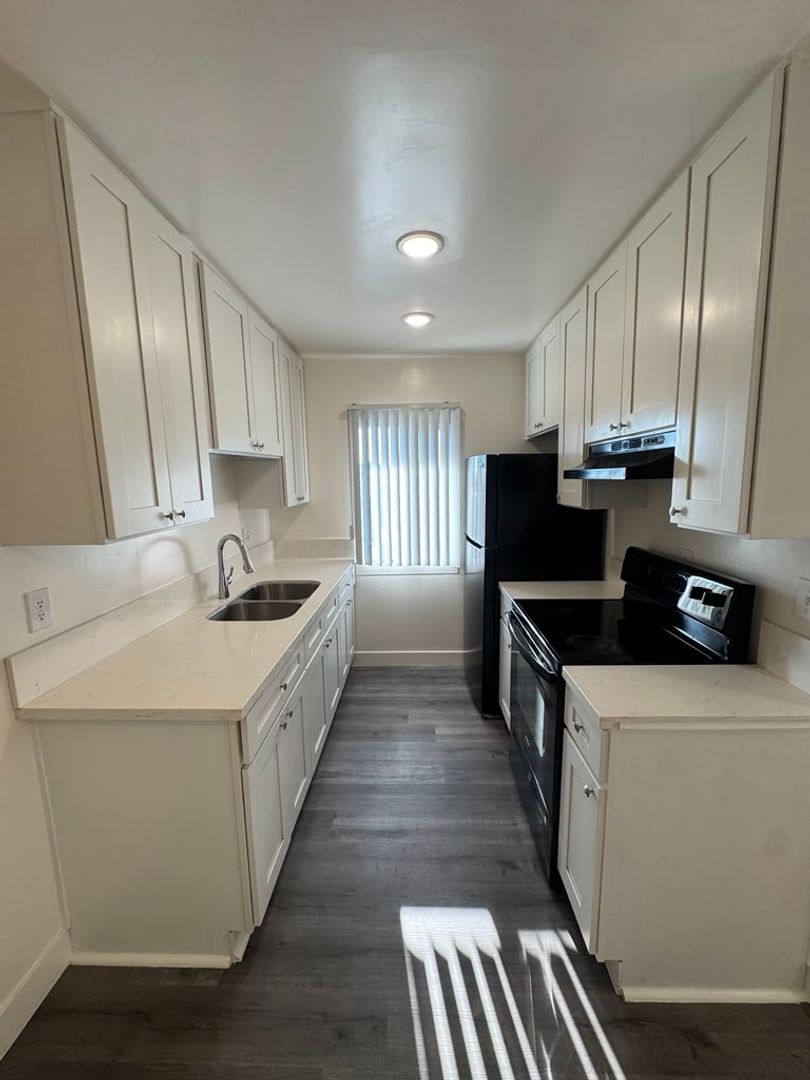 Canoga Park Apartment: 21125 Saticoy St