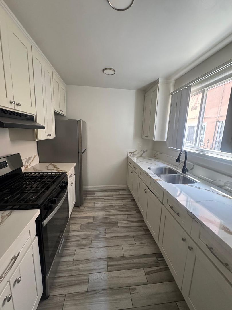 Los Angeles Apartment: 1310 N. Las Palmas Ave