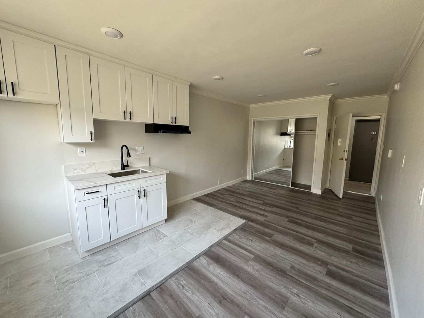 Los Angeles Apartment: 345 S. Manhattan Pl