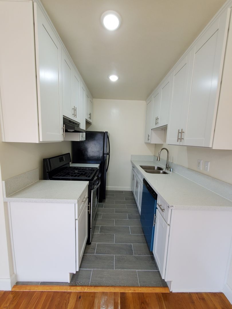 Los Angeles Apartment: 938 N. Spaulding Ave.