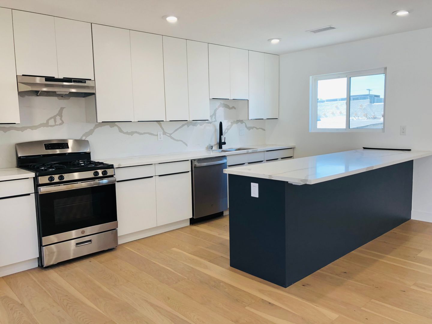 Los Angeles Apartment: 121-125.5 N. Sycamore Ave.