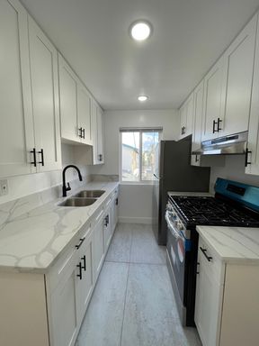 (EAST HOLLYWOOD AREA) OPEN HOUSE! NEWLY REMODELED ONE BEDROOM APARTMENT WITH ASSIGNED PARKING! – photo 1