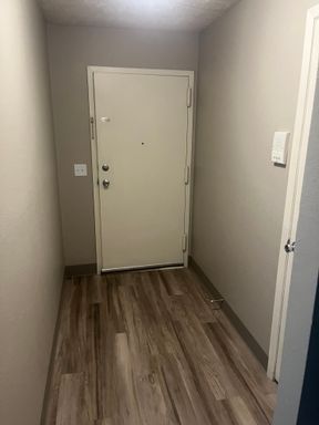 NON-SMOKING 2nd Floor 1 Bedroom with New Balcony