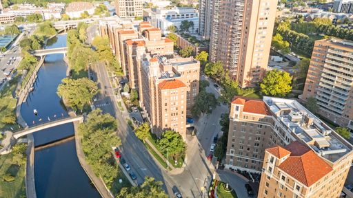 Amazing 1 bedroom 1 bath apartment home on the Plaza – photo 1