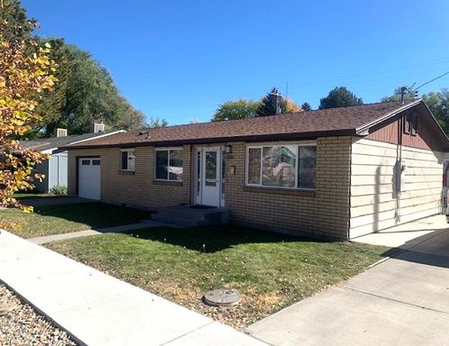 2 bedroom 1 bath home with garage in the tree streets