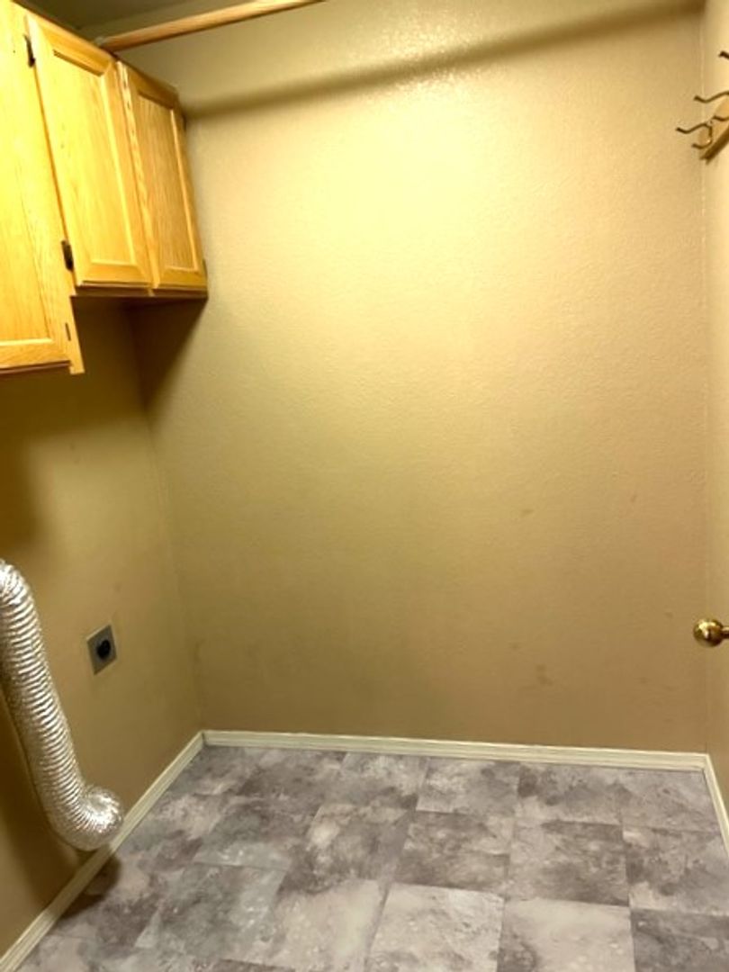 3 bedroom 2 bath home in Spring Creek with a large shop