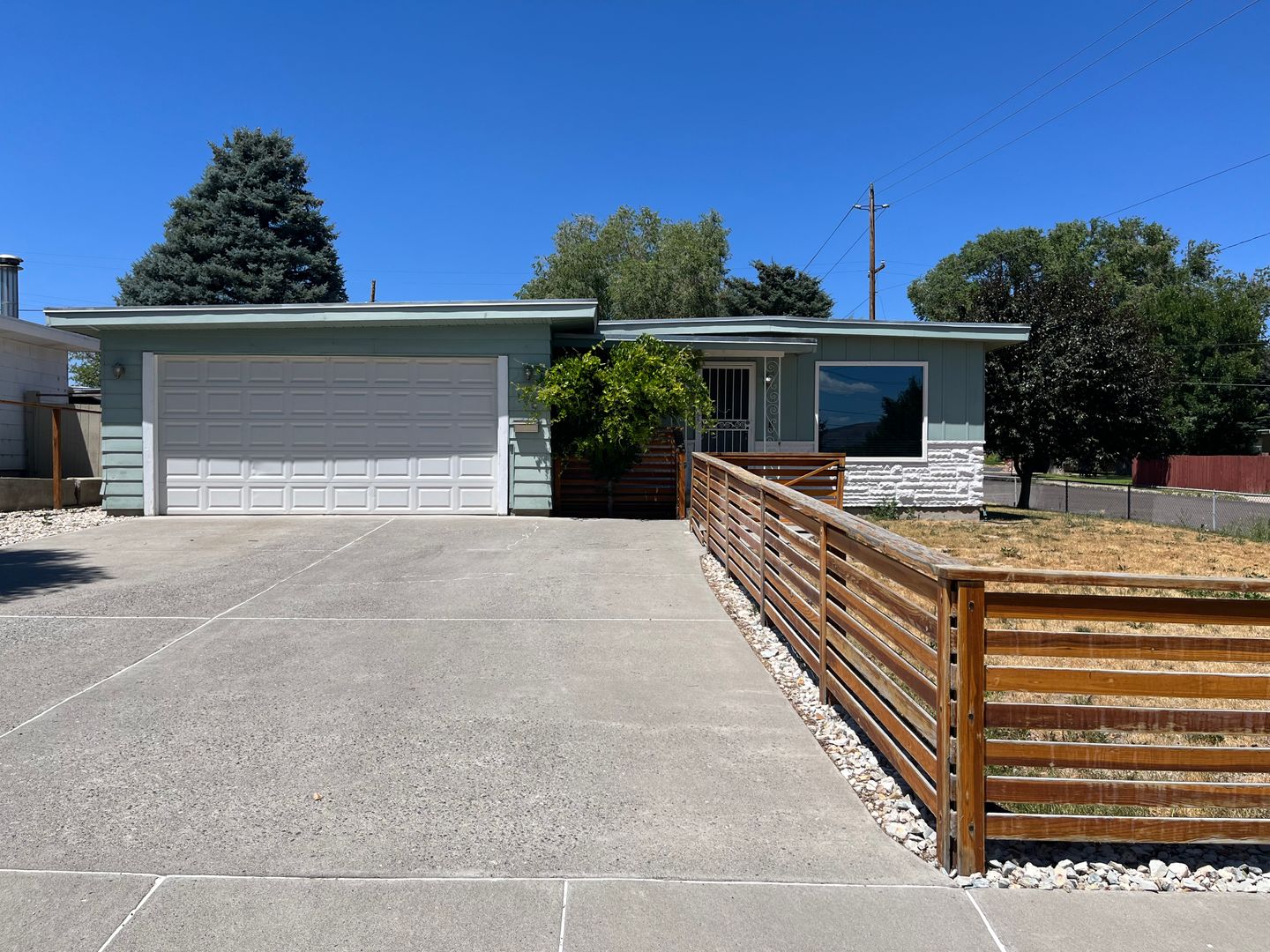 Cute tree street home with 2 car garage!!