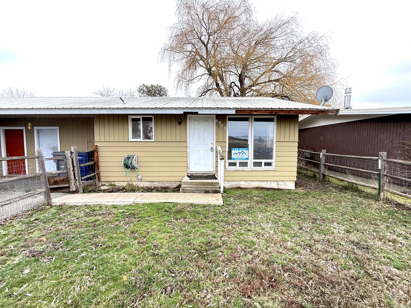 Ellensburg Apartment: 1608-1610 N Brooklane St