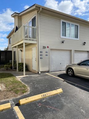 Spacious 2 bedroom/1 Bathroom End Unit Upstairs Condo. – photo 1