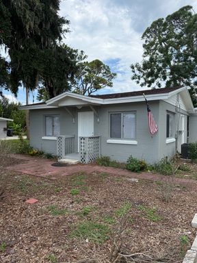 2 Bedroom, 1 Bathroom Single Family Home – photo 1