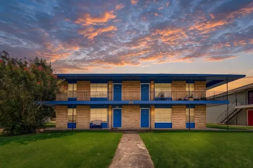 Spacious Irving Townhome | 2 Bed, 2 Bath | Pet Friendly – photo 1