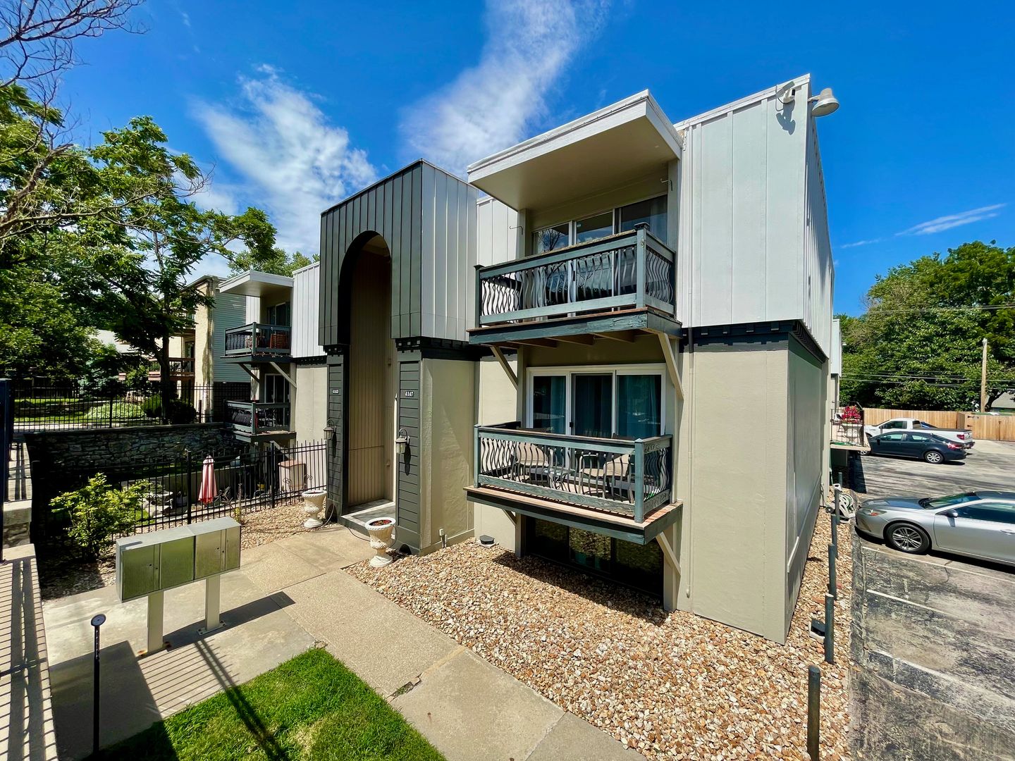 Kansas City House: 4147 Roanoke Road #17